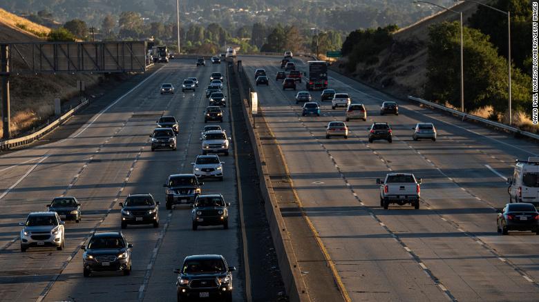 Движение на межштатной автомагистрали 80 в Крокетте, Калифорния, США